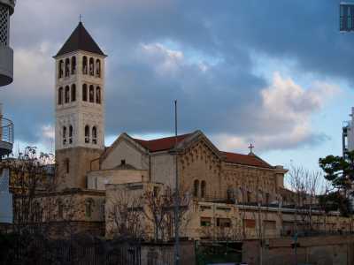 Sulla destra, oltre i binari, si erge invece l�elegante campanile a pianta quadrata della Chiesa di San Giuseppe, simbolo dell'adiacente rione Madonnella